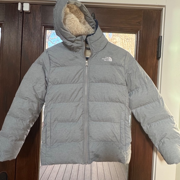 LIGHT GREY NORTH FACE 550 YOUTH  puffer COAT - Picture 1 of 13